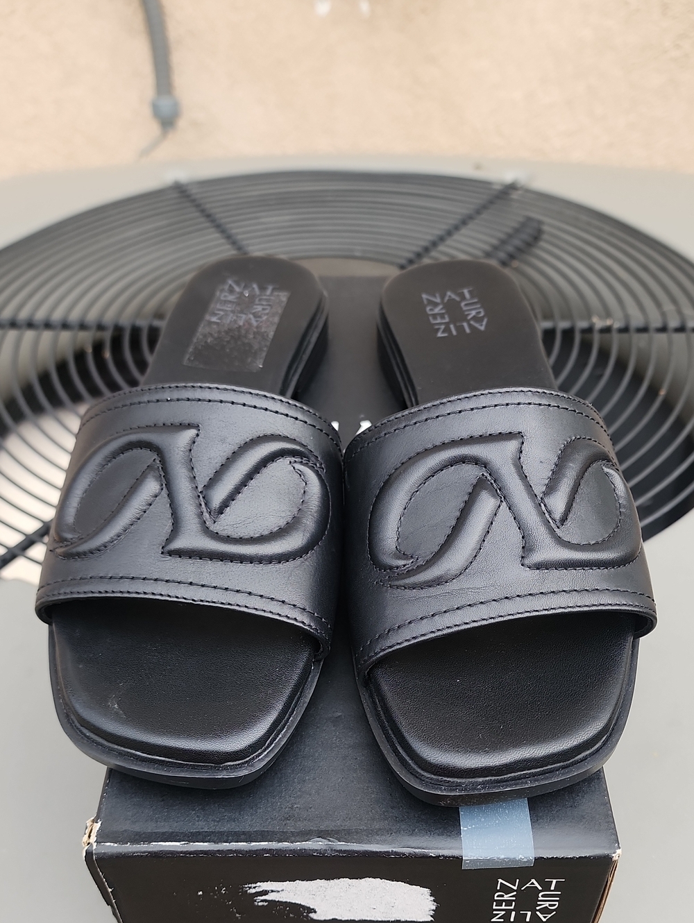 New Naturalizer Genevieve Black Lea Slides, Sz. 9
